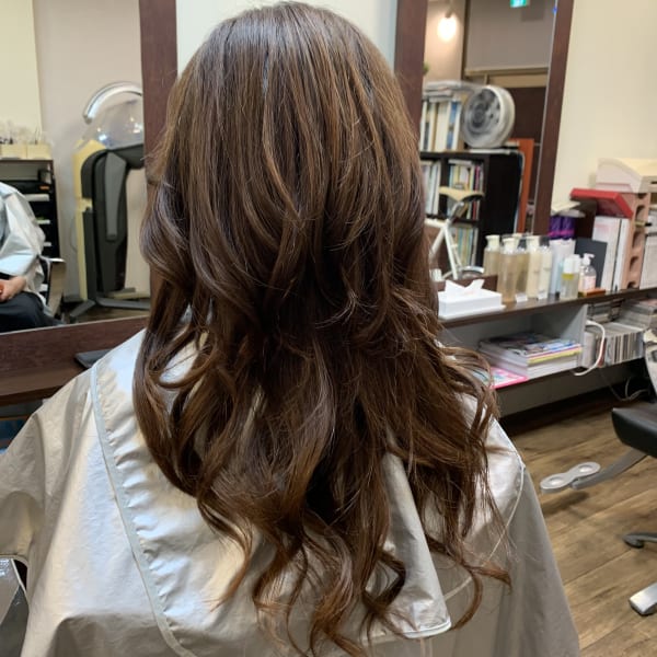 大人女性に綺麗め髪・大きめのカールと落ち着いた色味のカラー