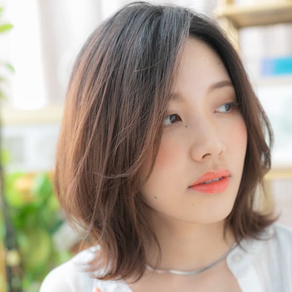 大人かっこいいアシンメトリーミディアムボブ ノームコア