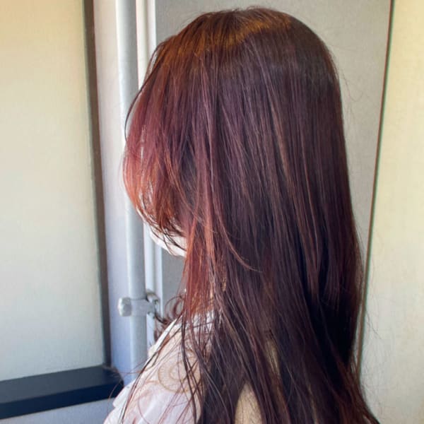 秋にぴったりなボルドーカラーが似合うロングヘア♪