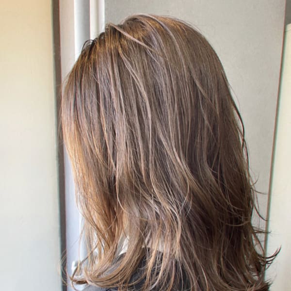 隠しハイライトで作る、柔らかいグレージュカラー