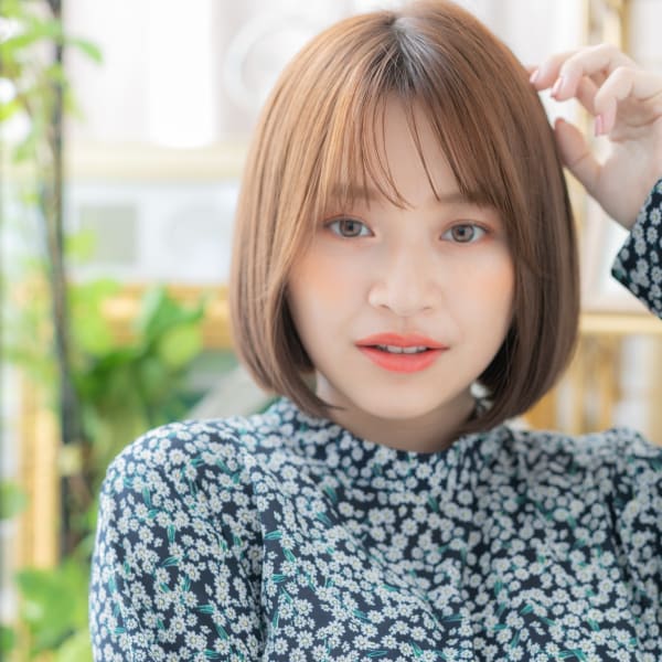 暖色系カラー透けバング前下がりぷつっとボブ　ノームコア