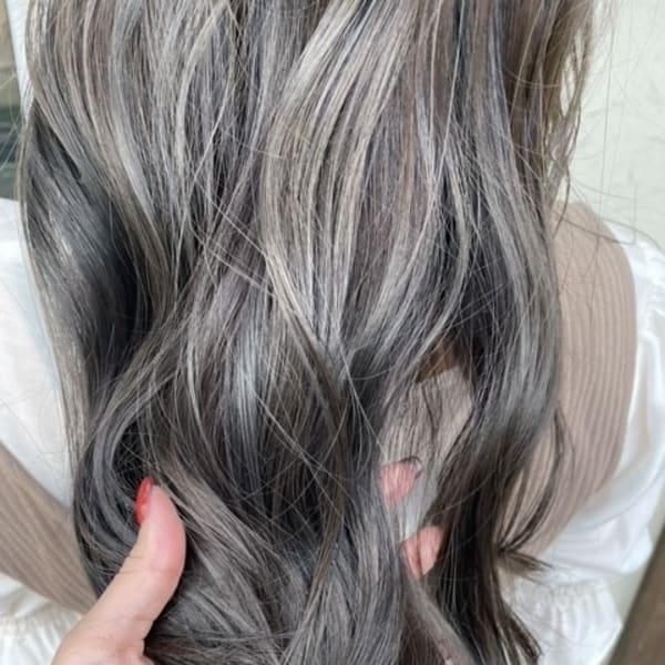 アッシュグレージュ