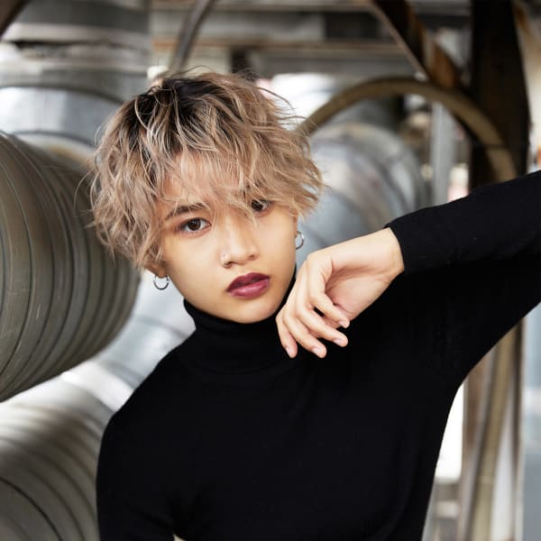 エッジを効かせたベリーショートパーマスタイル