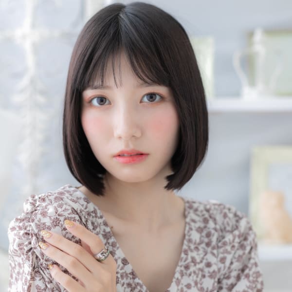 黒髪艶カラー大人可愛い前下がりぷつっとボブ グレイアッシュ