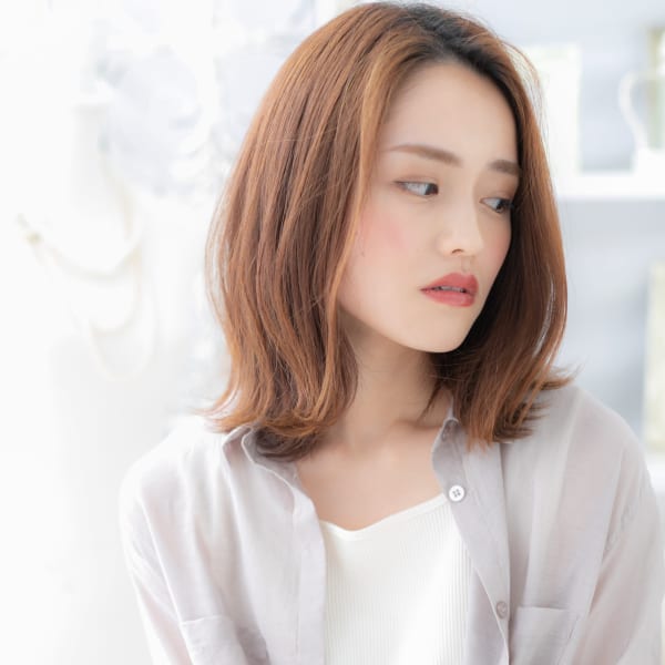 外国人風大人ハイライト外ハネ流れるレイヤー　暖色系カラー