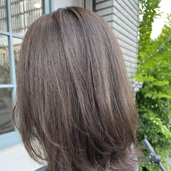 韓国風ミディアムヘアカーキグレージュカラー