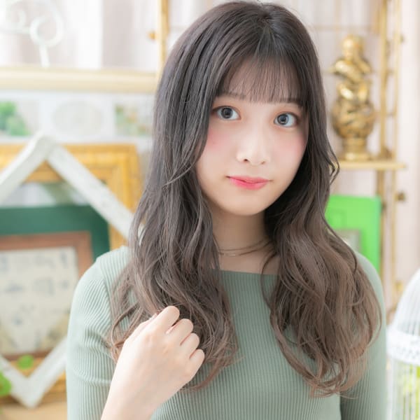 くすみカラーくせ毛風透けバング小顔大人巻き　カーキアッシュ
