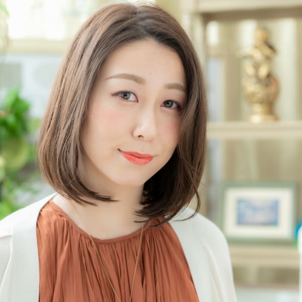 モノトーングレージュ黒髪小顔前下がりボブ　大人ボブパーマ