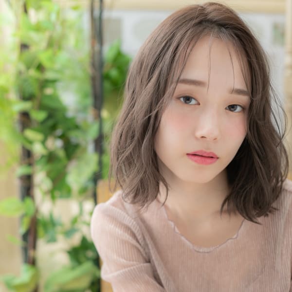 くせ毛風ふわミディくすみカラーこなれヘア　グレイアッシュ