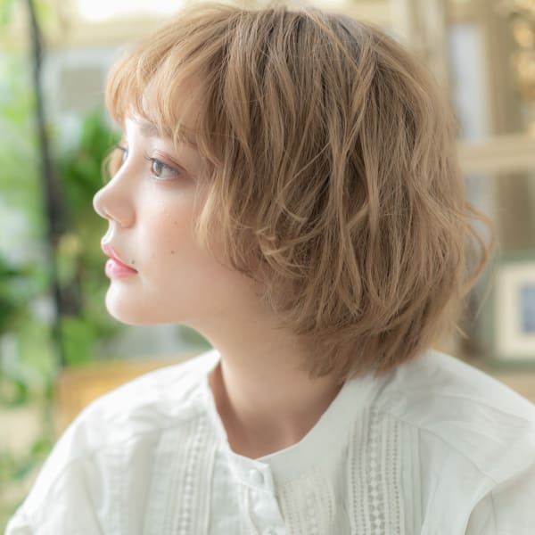 ハイトーンカラー小顔くせ毛風マッシュウルフ くせ毛ショート