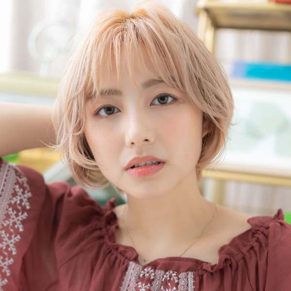 ホワイティアッシュ外国人風くせ毛ショート　フェザーバング