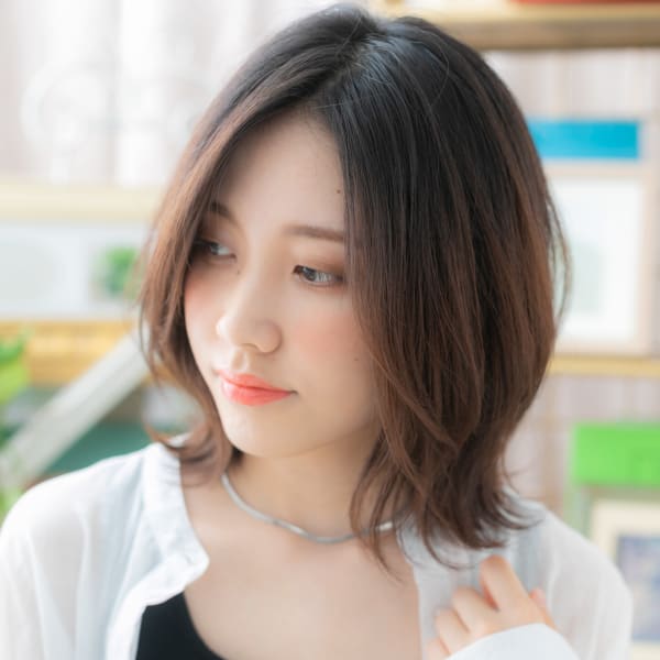 大人かっこいいアシンメトリーミディアムボブ グレイアッシュ