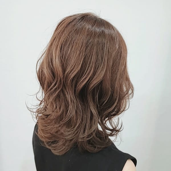 淡いオリーブベージュ×ウルフカット|エイムヘアメイク 舟入店