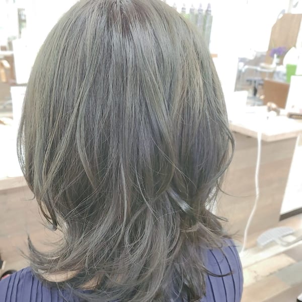 オリーブカラー×くびれレイヤーカット|エイムヘアメイク 舟入店