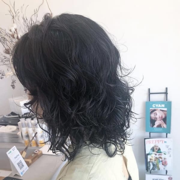 黒髪ウルフパーマミディアムレイヤーカット