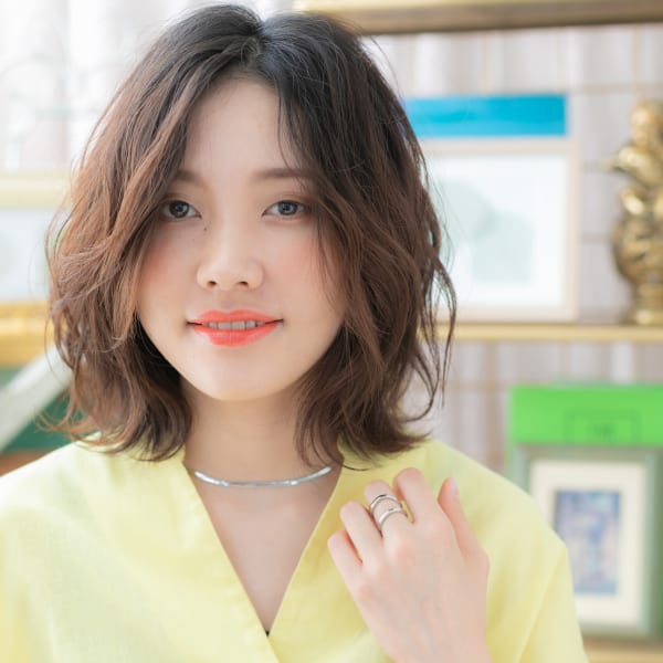 インナーハイライトくせ毛風小顔くびれボブ　グレイアッシュ