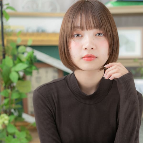 外国人風暖色系カラー小顔切りっぱなしボブ ぶつ切りボブ