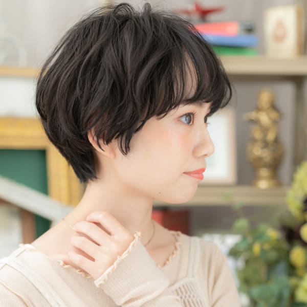 黒髪くすみカラーくせ毛風マッシュショート　グレイアッシュ