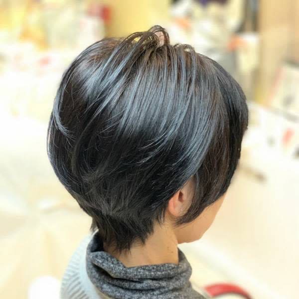 耳掛け/前下がり/黒髪/ショート/小顔/白髪染め/丸み/