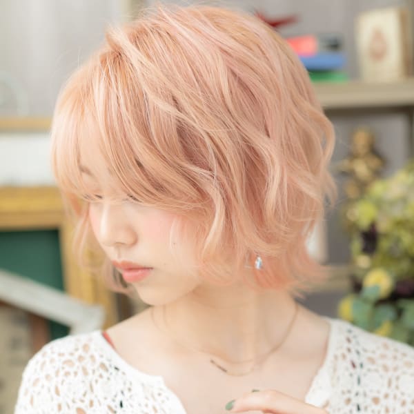 外国人風ハイライトこっくりピンクベージュ　くせ毛ショート