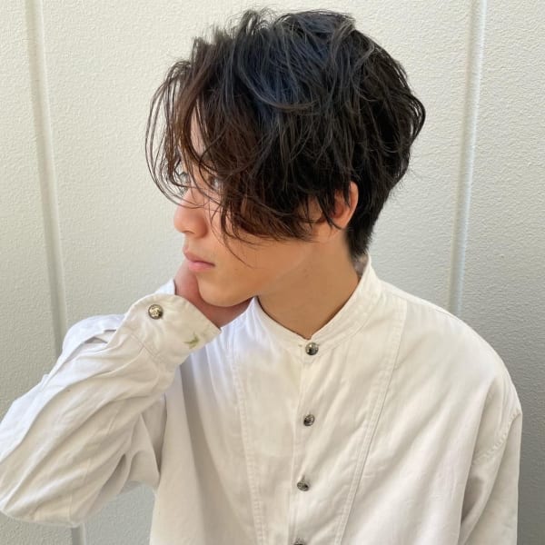 センターパート×無造作パーマ