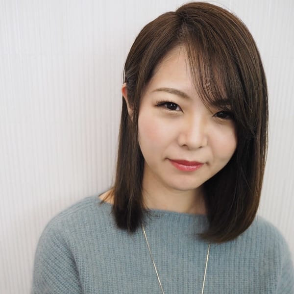 大人女性のミディアムストレート