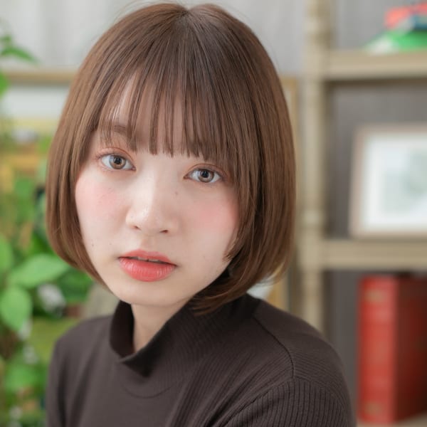 外国人風暖色系カラー小顔切りっぱなしボブ 前髪ぱっつん