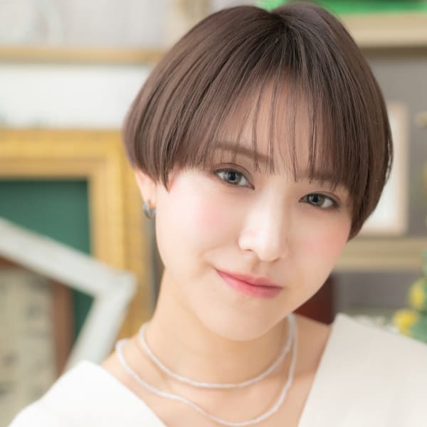 小顔透けバングナチュラルマッシュショート グレイアッシュ