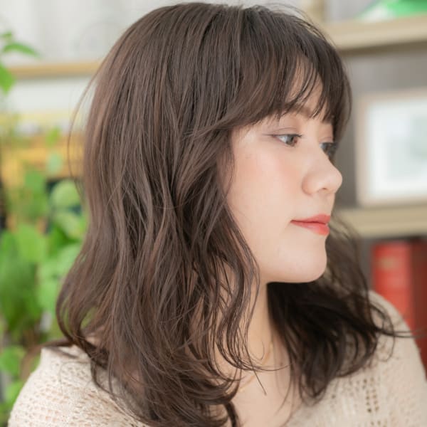 大人巻きバレイヤージュくせ毛風抜け感ヘア 透けバング