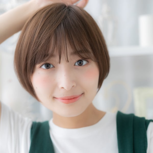 透けバングくすみカラー小顔マッシュショート　ふわふわショート