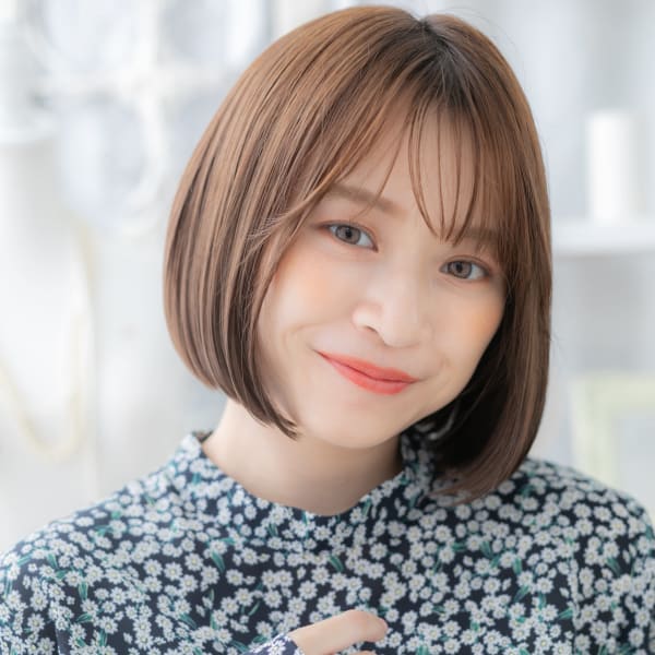 暖色系カラー透けバング前下がりぷつっとボブ　ミルクティアッシ