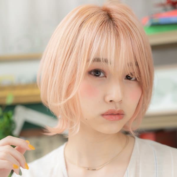 韓国風ウルフボブハイトーンカラーくびれヘア くせ毛ショート