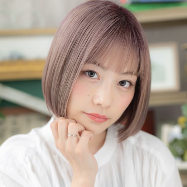 ラベージュ透けバング前下がりぶつ切りボブ 前髪ぱっつん
