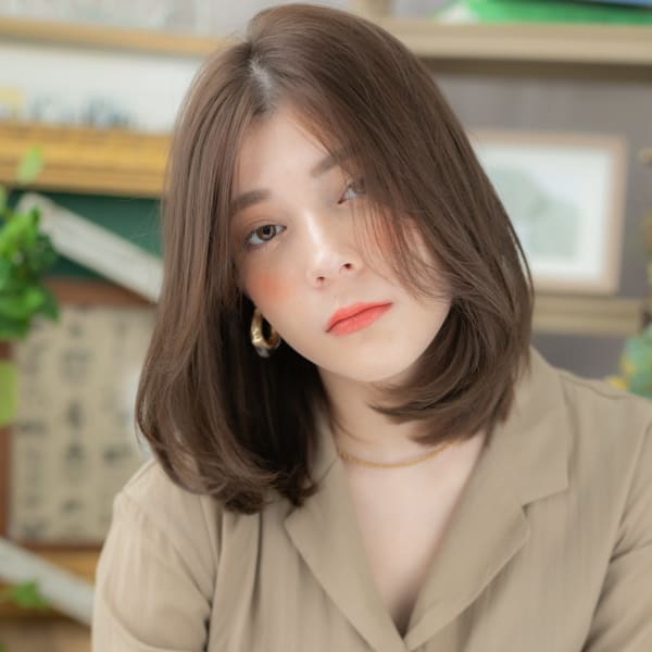 センターパートかきあげバングアンニュイヘア 抜け感ヘア