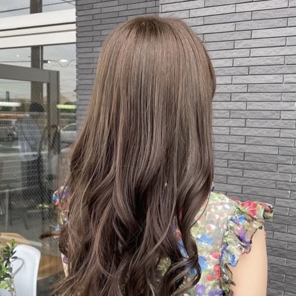 オリーブベージュ×ゆるふわロングで大人な印象に☆彡|FRAMES hair design