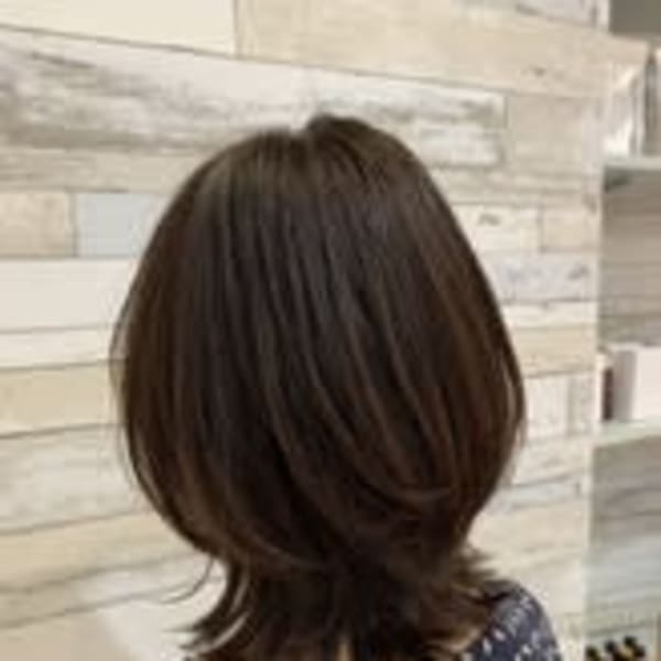 大人かわいいくびれミディアムウルフ20代30代40代|髪質改善個室サロン primoA HANARE 綾瀬美容院