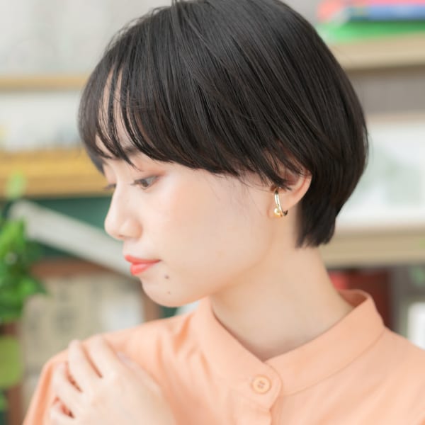 グレイアッシュ黒髪小顔ミニボブ束感ショート　シースルー前髪