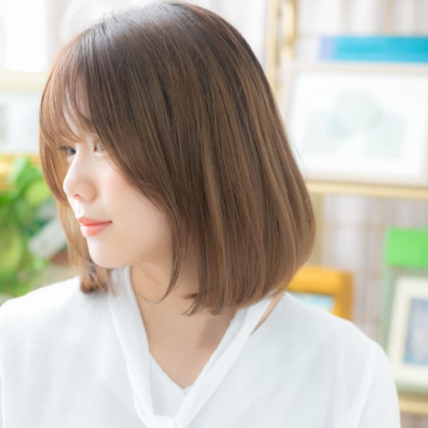 大人かわいいインナーカラー韓国風小顔ボブ　ヌーディーカラー