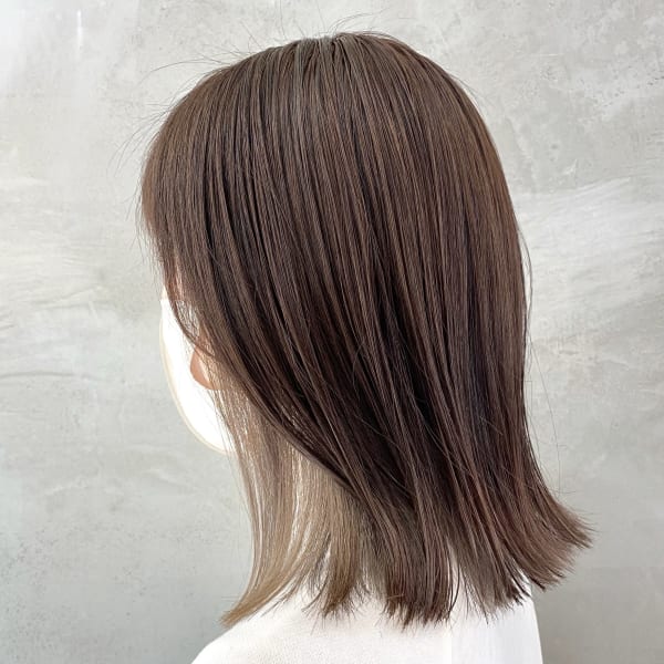 レイヤーを入れて、軽やかエアリーなシルエットで抜け感を