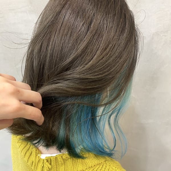 ストレートも巻き髪も、こなれ感たっぷりの髪色でハンサムに。