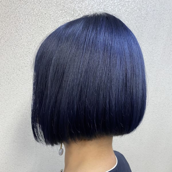 クールなネイビーカラーの前下がりボブ