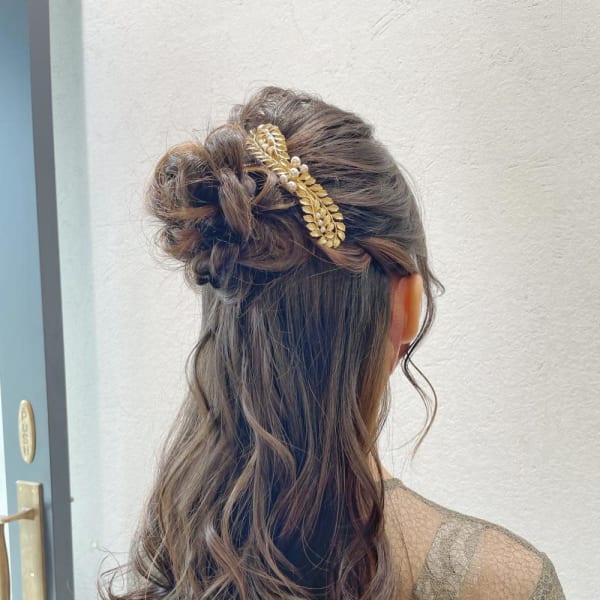 ハーフアップシニヨンスタイル