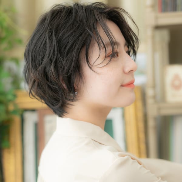 大人かわいい黒髪ウェットヘア束感ショート　フェミニティ