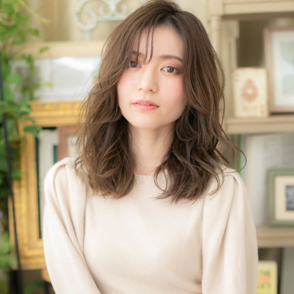 アシンメトリー外国人風小顔なみなみウェーブ　ヌーディーカラー