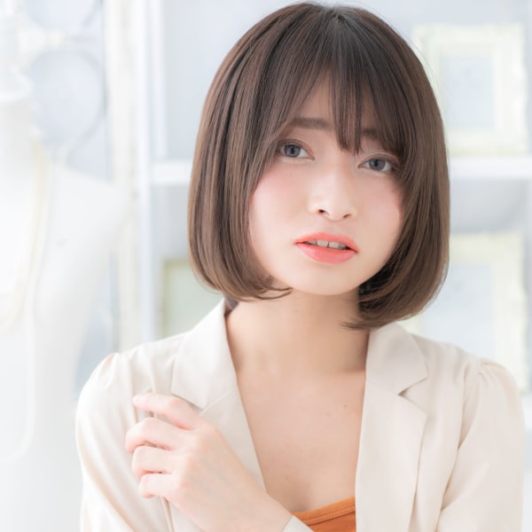 くすみカラーバレイヤージュ小顔ぶつ切りボブナチュラルアッシュ