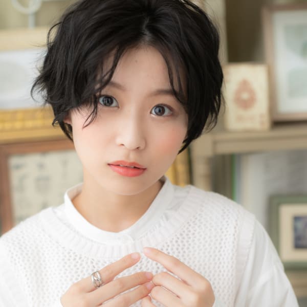 黒髪セミウェットくせ毛風小顔ショートウルフ 束感ショート