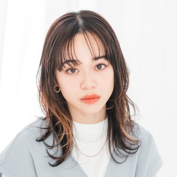 インナーカラーが可愛い 外ハネミディスタイル