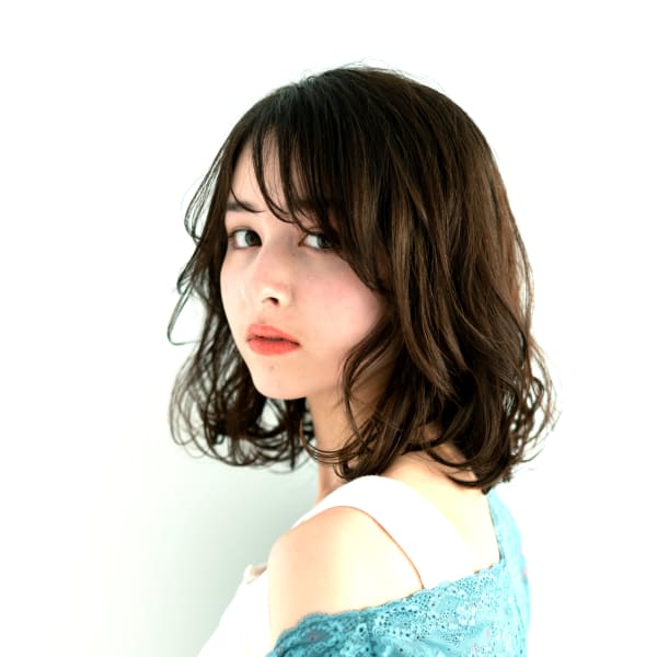 クセを活かしたような揺れるダークボブ