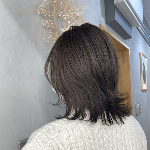 オリーブグレーで赤みを消して柔らかく◎