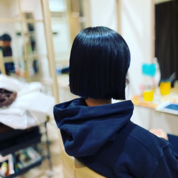 切りっぱなしボブ ブルーブラックカラー トーンダウン